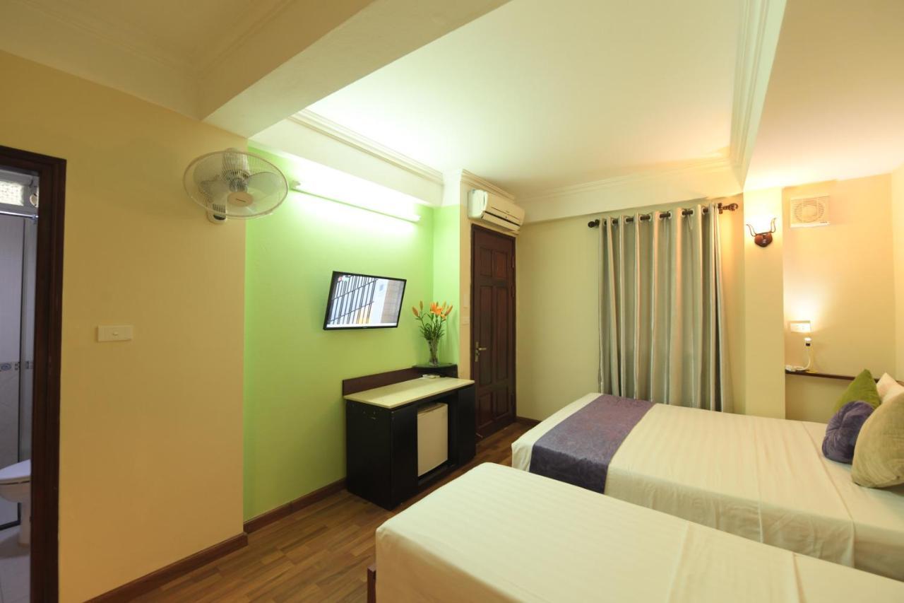 Holiday Lakeview Hotel Hanoi Bagian luar foto